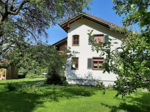 una casa blanca con un patio verde en Haus Polleichtner, en Marquartstein