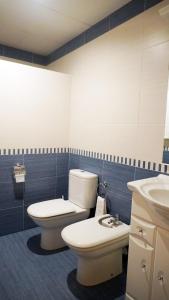 un bagno con un water e un lavandino di Casa Manolita ad Albocácer