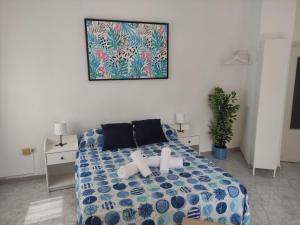 um quarto com uma cama com duas velas em Malaguetor Home Colón em Málaga
