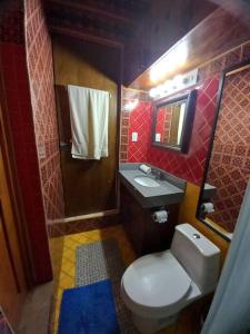 een kleine badkamer met een toilet en een wastafel bij Hacienda en Primavera, descanso Familiar total in Puerto Vallarta