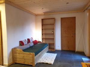- une chambre avec un lit et un placard dans l'établissement L'Eterlou 74, à Sallanches