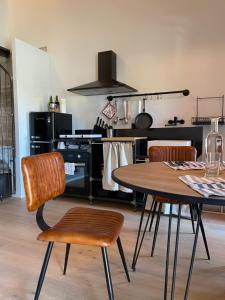 a kitchen with a table and chairs and a stove at Loft 56 in Porto SantʼElpidio