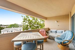 balcón con mesa, sillas y sofá en Rehoboth Beach --- 23 Maryland Ave #500 - Tidewater House en Rehoboth Beach