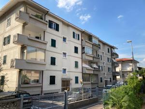 ein Apartmenthaus mit einem Zaun davor in der Unterkunft Appartamento Alba in Riva del Garda