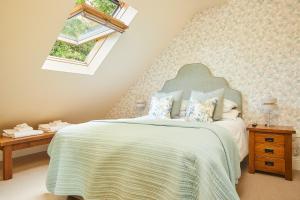 ein Schlafzimmer mit einem großen Bett und einem Fenster in der Unterkunft Willowbeck Lodge Boutique Hotel in Carlisle