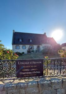 a sign on a fence in front of a house at L'escale d'Armor in Loudéac