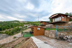 ein Haus an der Seite eines Hügels in der Unterkunft Sunny in Nikšić