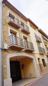un edificio con balcones en un lateral en Casa Manolita, en Albocácer