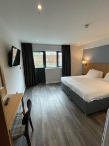 Postel nebo postele na pokoji v ubytování Loch Lomond Hotel