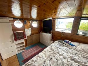 Postel nebo postele na pokoji v ubytování Houseboat Harukawa