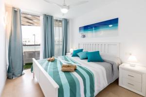 a bedroom with a bed with blue and white at LOLA'S HOME in Cotillo