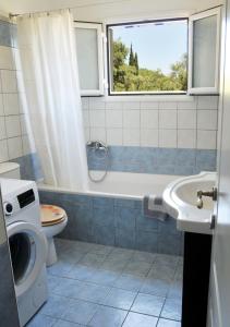 Kúpeľňa v ubytovaní Erotokritos Sea View Home + 35 fotografií