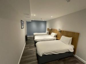 Postel nebo postele na pokoji v ubytování Loch Lomond Hotel