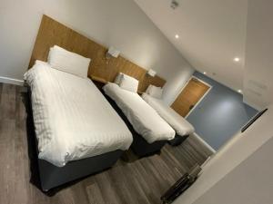 Postel nebo postele na pokoji v ubytování Loch Lomond Hotel