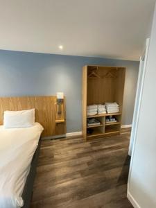 Postel nebo postele na pokoji v ubytování Loch Lomond Hotel