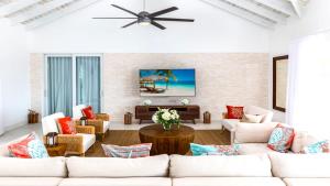New Luxury 8 Bedroom Sunset Bay Villa tesisinde bir oturma alanı