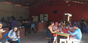 un gruppo di persone sedute ai tavoli in una stanza di Pousada Peruaçu & Restaurante a Fabião