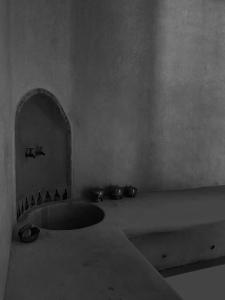 ein Badezimmer mit Badewanne und Waschbecken in der Unterkunft Magnifique VILLA DE CHARME in Arles