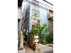 高松的住宿－Konyamachi Guest House Kuku - Vacation STAY 80155v，街道边有植物的建筑
