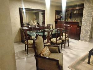 una sala da pranzo con tavolo e sedie di City Center Furnished Apartment a Madaba