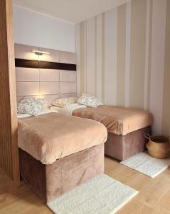 pokój z 2 łóżkami w pokoju w obiekcie Malta Delux Apartment, free parking, self check-in 24h w Poznaniu