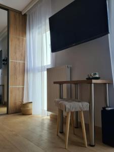 une table et une chaise dans une pièce dans l'établissement Malta Delux Apartment, free parking, self check-in 24h, à Poznań
