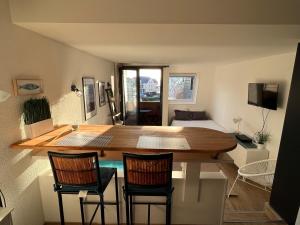 Zimmer mit einem Tisch, Stühlen und einem Bett in der Unterkunft Appartement La Marina Deauville in Deauville