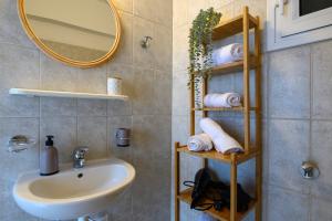 Kylpyhuone majoituspaikassa Kamari Apartments seafront