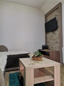 ein Zimmer mit einem Tisch mit zwei Weingläsern darauf in der Unterkunft Vikendica Čeperković #2 in Kopaonik