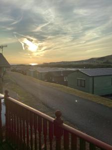 uma vista a partir de uma varanda de uma estrada com casas em Bazanmoes Shed No: 49 em Aberystwyth