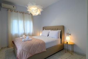 Postel nebo postele na pokoji v ubytování Kamari Apartments seafront + 37 fotografií