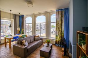 a living room with a couch and a table at 2L De Volharding in Leiden