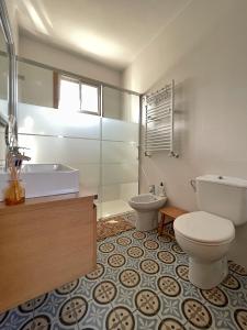 リバダビアにあるENTRETOXOSのバスルーム(トイレ、洗面台、バスタブ付)
