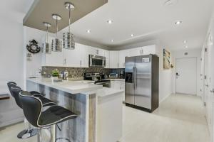 A kitchen or kitchenette at Newly decorated condo in beautiful beachfront resort