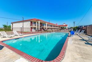 Bazén v ubytování Red Roof Inn Dallas - Mesquite Fair Park NE nebo v jeho okolí
