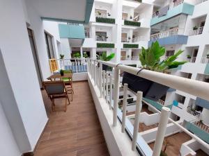 un balcón de un edificio con sillas y plantas en Central Park House - 70m², en Mohammedia