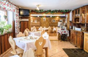 comedor con mesa y cocina en Chatka U Hazy - Regionalne Pokoje Zakopane, en Zakopane