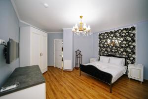 Un pat sau paturi într-o cameră la Rose Hotel & Hostel Vake
