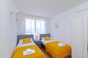 ベニドルムにあるTROPIC MAR Levante beach apartmentsのベッド2台が隣同士に設置された部屋です。