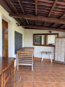 ein Zimmer mit einem Tisch und einer Bank darin in der Unterkunft Agradable chalet rústico in Cambre