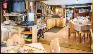 a kitchen and dining room with a table and chairs at Chatka U Hazy - Regionalne Pokoje Zakopane in Zakopane