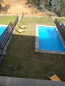 an overhead view of a swimming pool with two benches at Casa Pingueral Tomé in Concepción