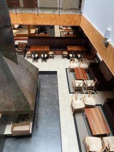 an overhead view of a room with tables and chairs at Apartamento El Colorado in El Colorado