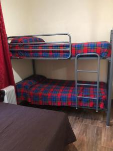 dwa łóżka piętrowe w pokoju z kratą w obiekcie Casa rural en Constantina w mieście Constantina