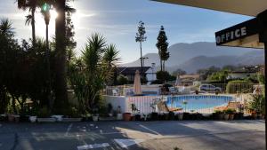 a view of a pool with mountains in the background at Western Holiday Lodge in Three Rivers