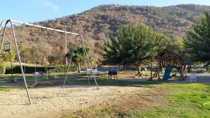un parco con altalena e parco giochi di Western Holiday Lodge a Three Rivers