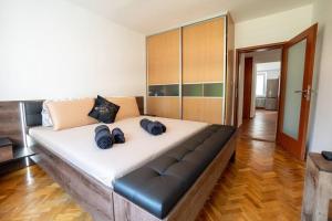 Postel nebo postele na pokoji v ubytování Excellent Large Lux Apartment Central Martin