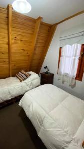 En eller flere senge i et værelse på Cabañas del Rosario