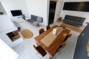 TV a/nebo společenská místnost v ubytování Kamari Apartments seafront
