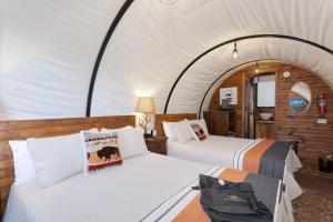 Zion White Bison Glamping & RV Resort客房内的一张或多张床位